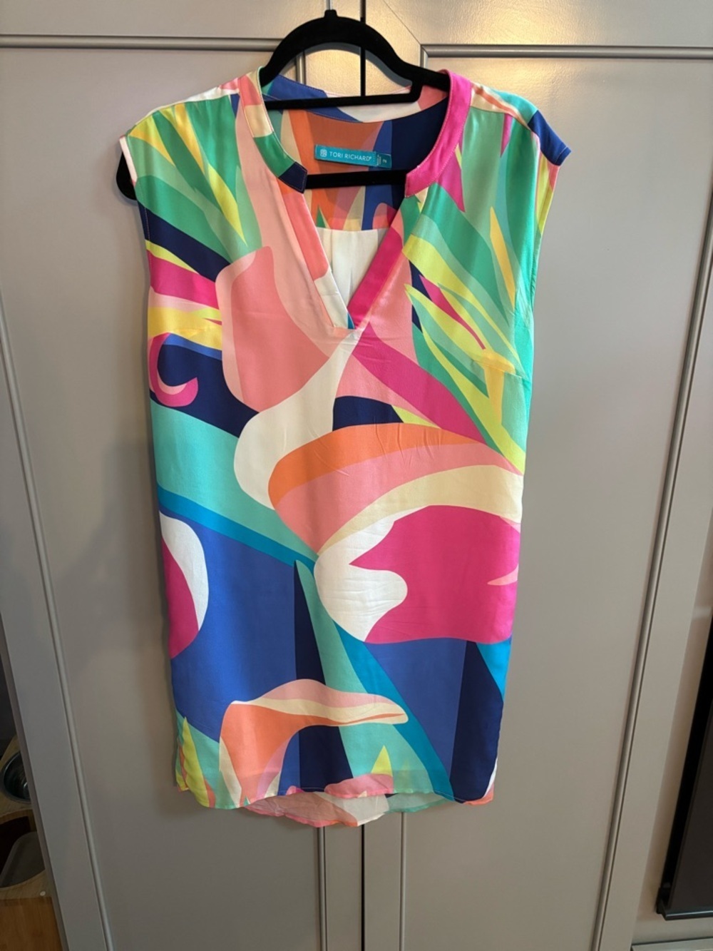 Tori Richard Beautiful 100% silk sleeveless shirt sz 2